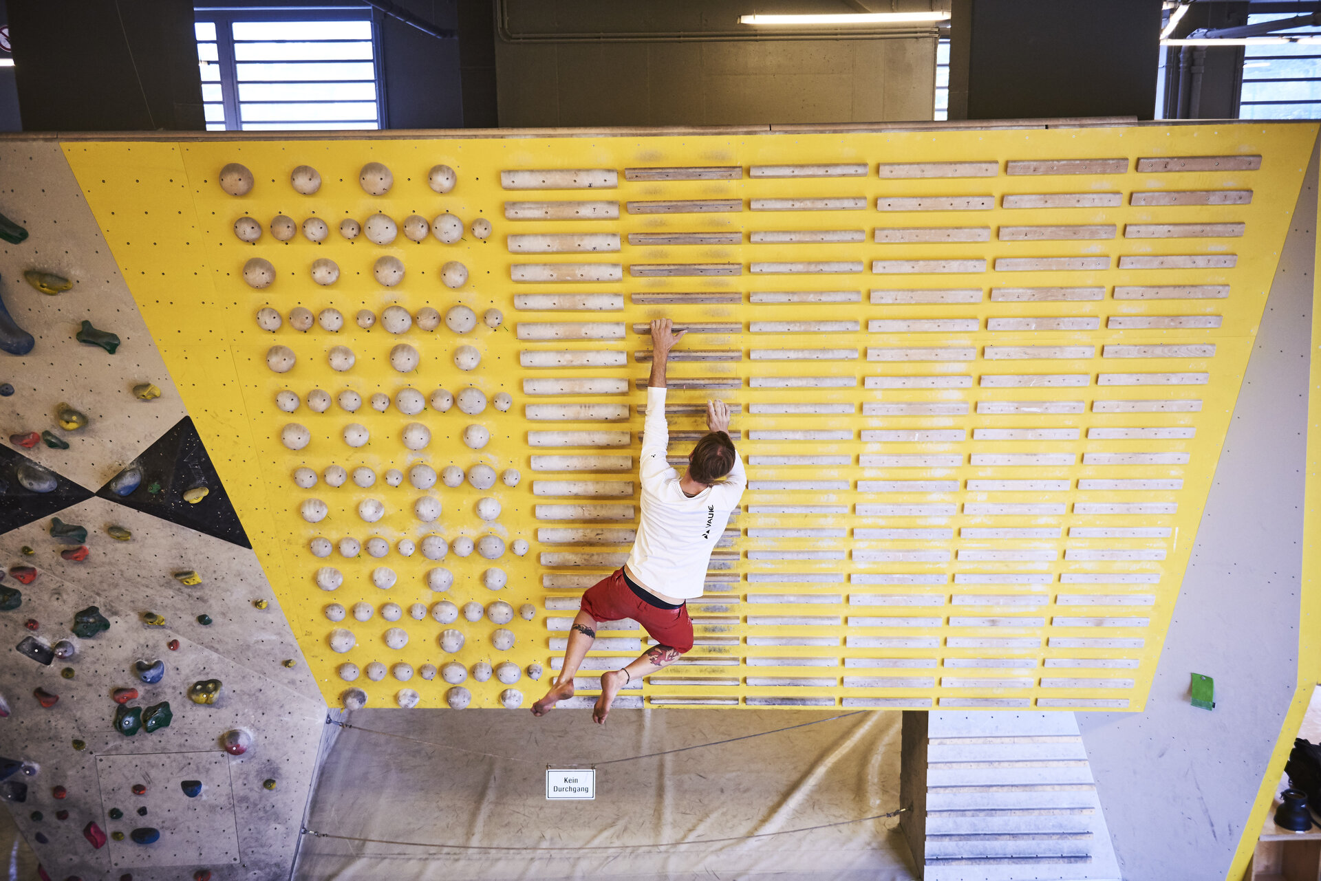 Bouldern | © DAV/Frank Kretschmann Ein Mann beim Training an einem gelben Campusboard. | © DAV/Frank Kretschmann