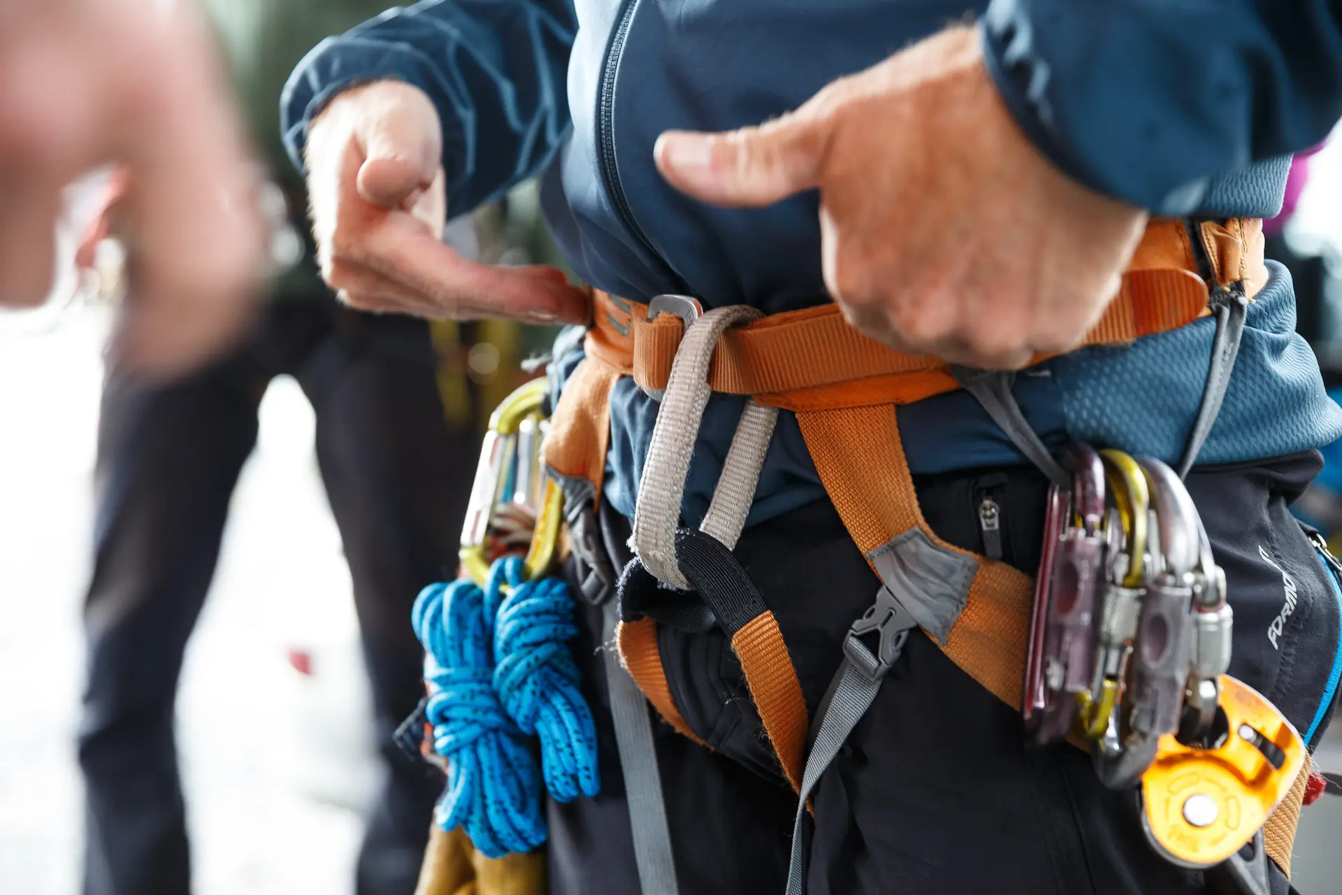 Ein Mann hat einen Klettergurt mit Karabinern um | © DAV/Marco Kost