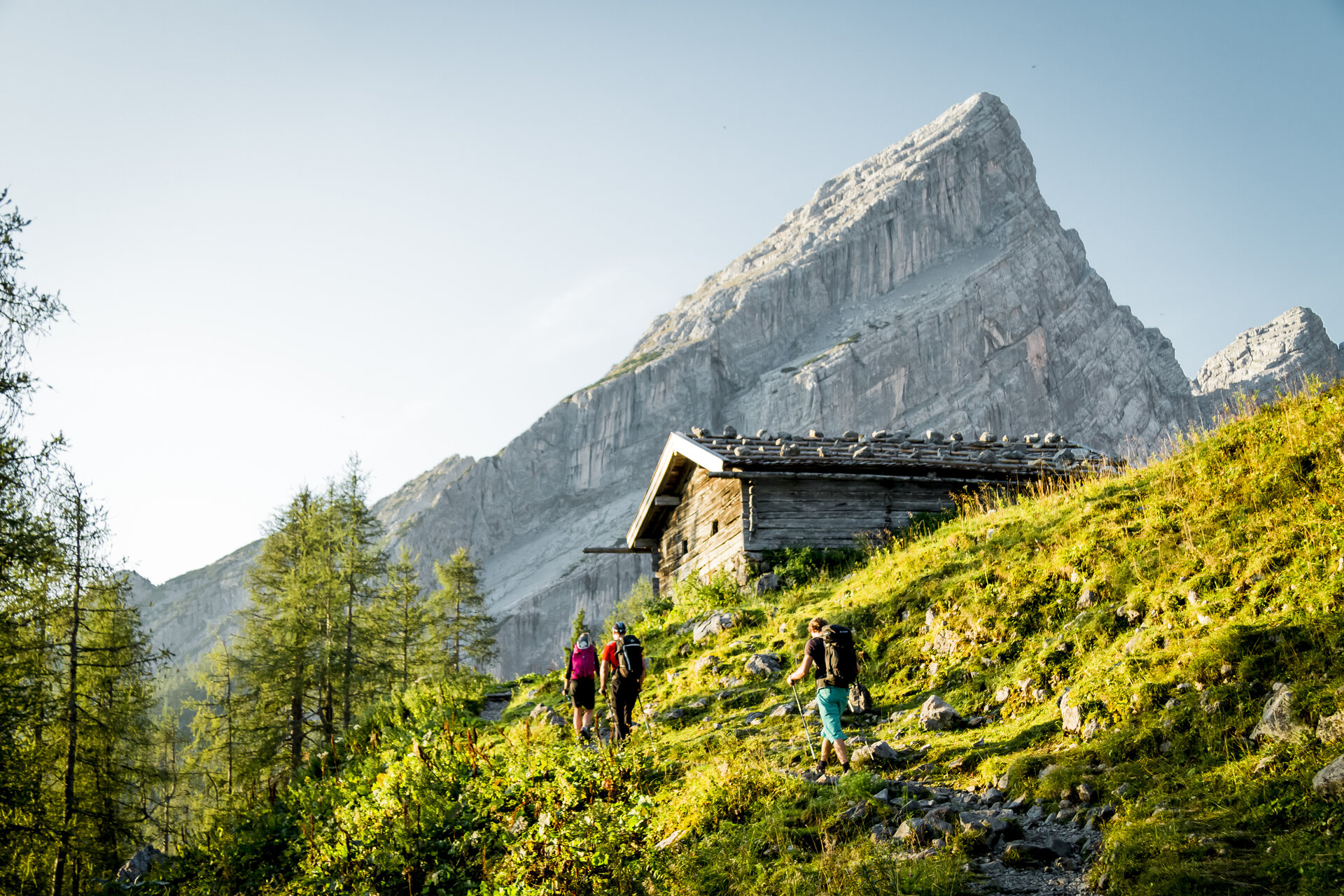 Watzmannueberschreitung: Eine Wandergruppe vor einer Hütte | © DAV/Hans Herbig Watzmannueberschreitung: Eine Wandergruppe vor einer Hütte | © DAV/Hans Herbig
